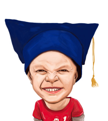 Kopf und Schulterporträt eines Jungen mit riesigem Lächeln und Abschlusshut